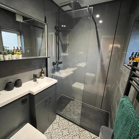 Modern & Retro Two Bedroom Apartment In Barnsley Exterior photo