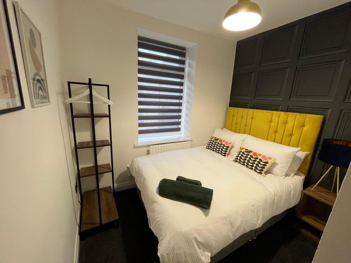 Modern & Retro Two Bedroom In *