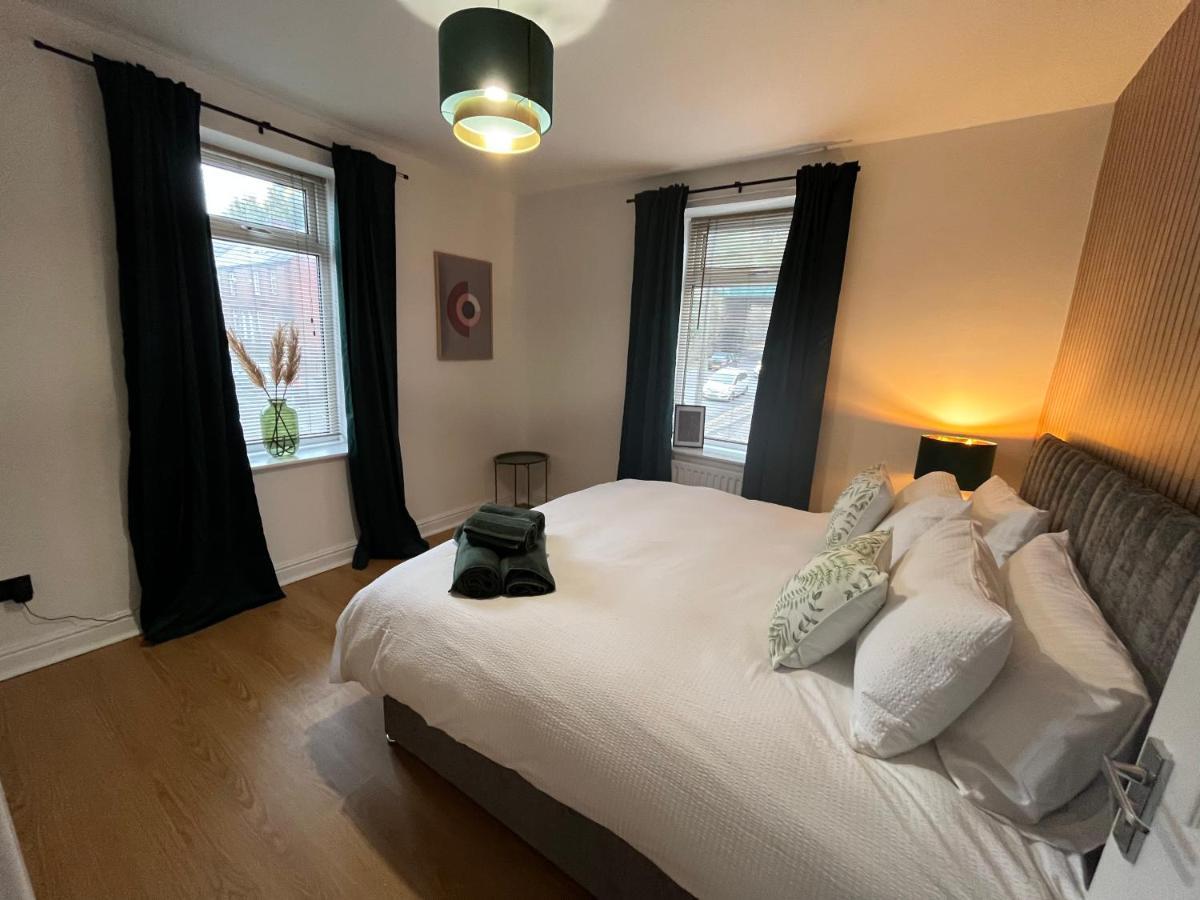 Modern & Retro Two Bedroom In *