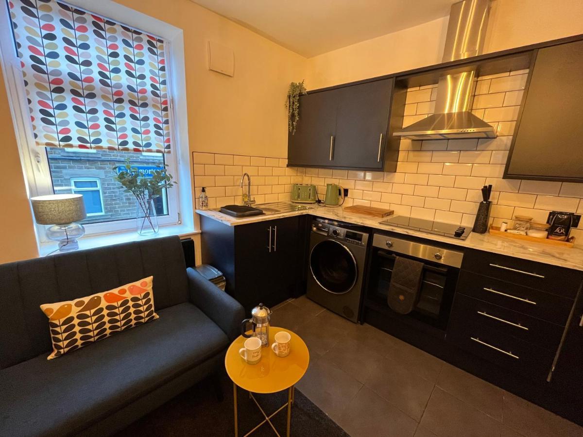 Modern & Retro Two Bedroom In Apartment *