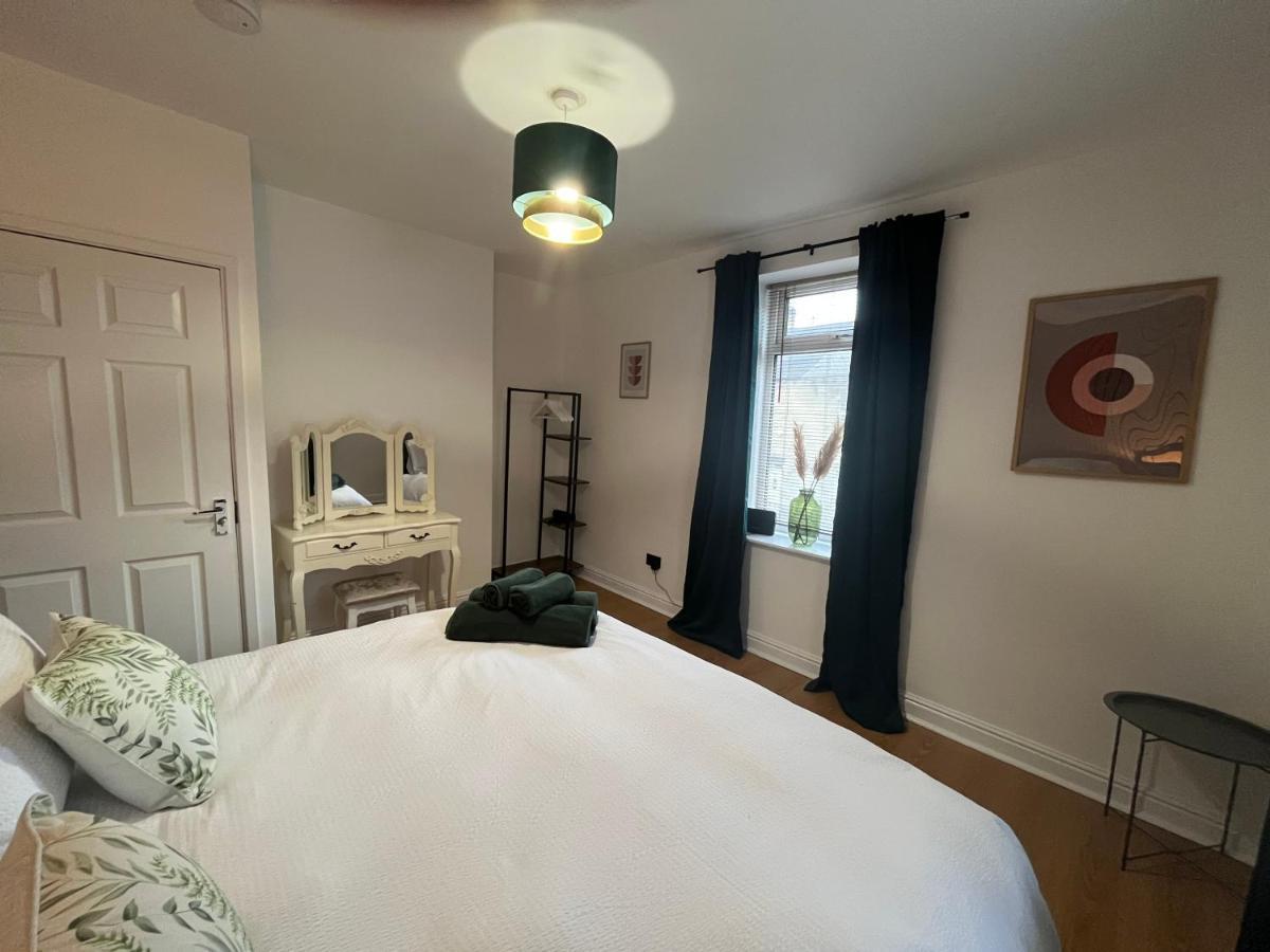 Modern & Retro Two Bedroom In *