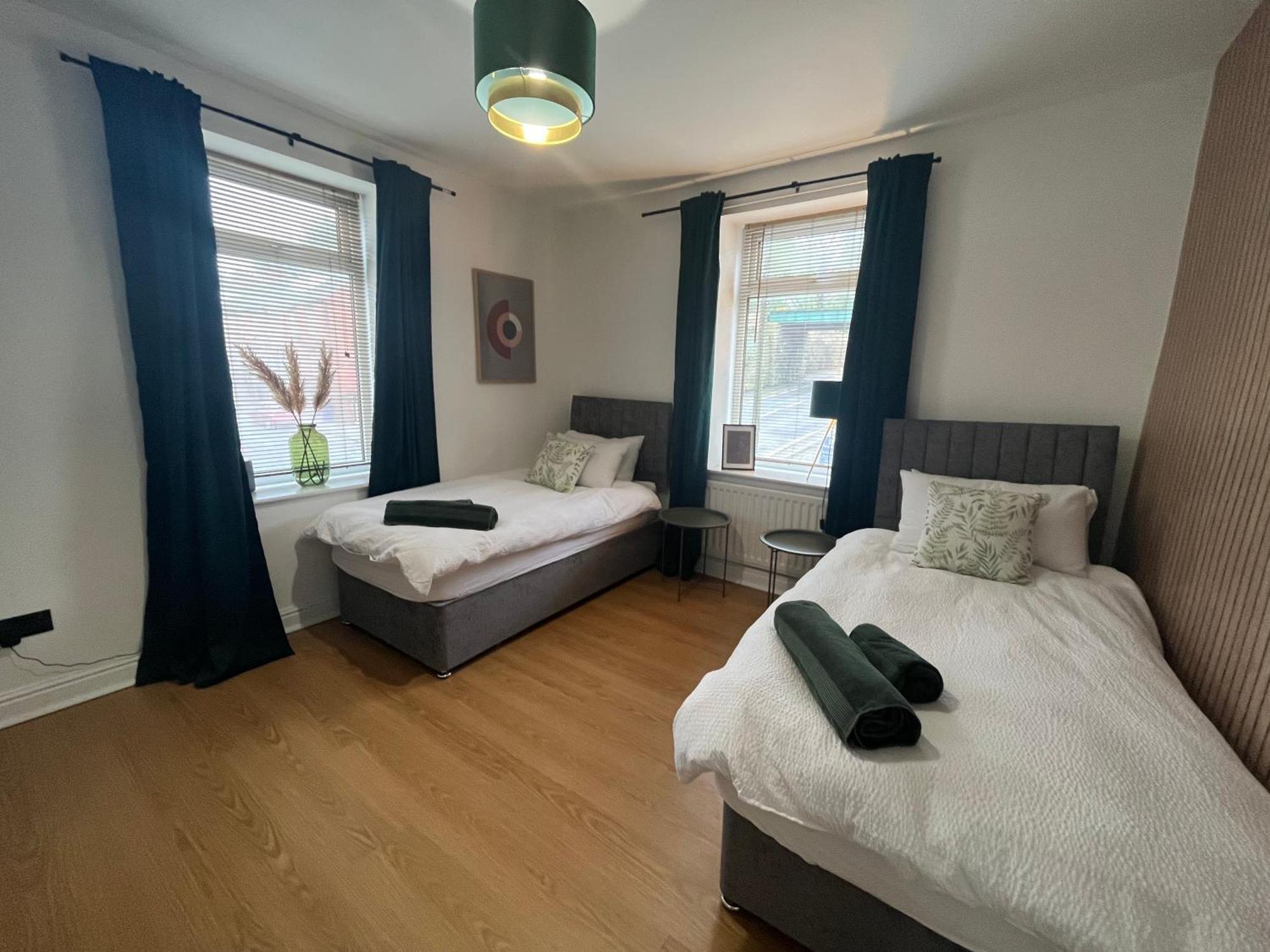Modern & Retro Two Bedroom In *
